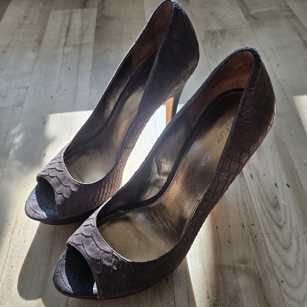 Elegant Peep-Toe Heels by Via Spiga - Picture 4 of 9